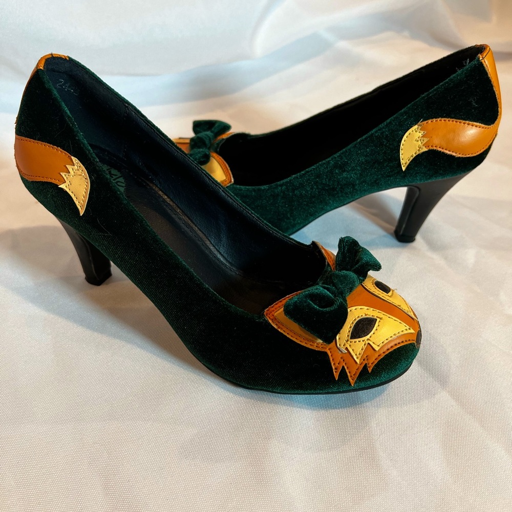 Modcoth TUK velvet green fox heels in size 6 T.U.K. Rare great condition